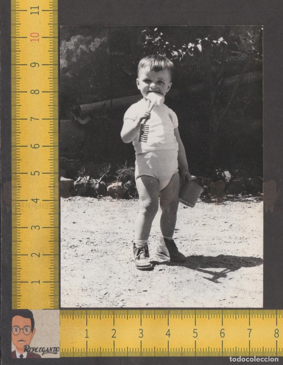 Fotografia antica: SIMP&Aacute;TICO NI&Ntilde;O CON PALA RASTRILLO Y CUBO JUGUETE EN JARD&Iacute;N - FOTO ANTIGUA A&Ntilde;OS 50 - INFANCIA FELIZ