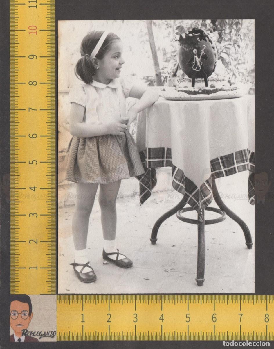 Fotografia antica: NI&Ntilde;A CON COLETAS SONRIE FELIZ MONA PASCUA HUEVO - FOTO ANTIGUA A&Ntilde;O 1957 - CATALUNYA TARTA FIESTA