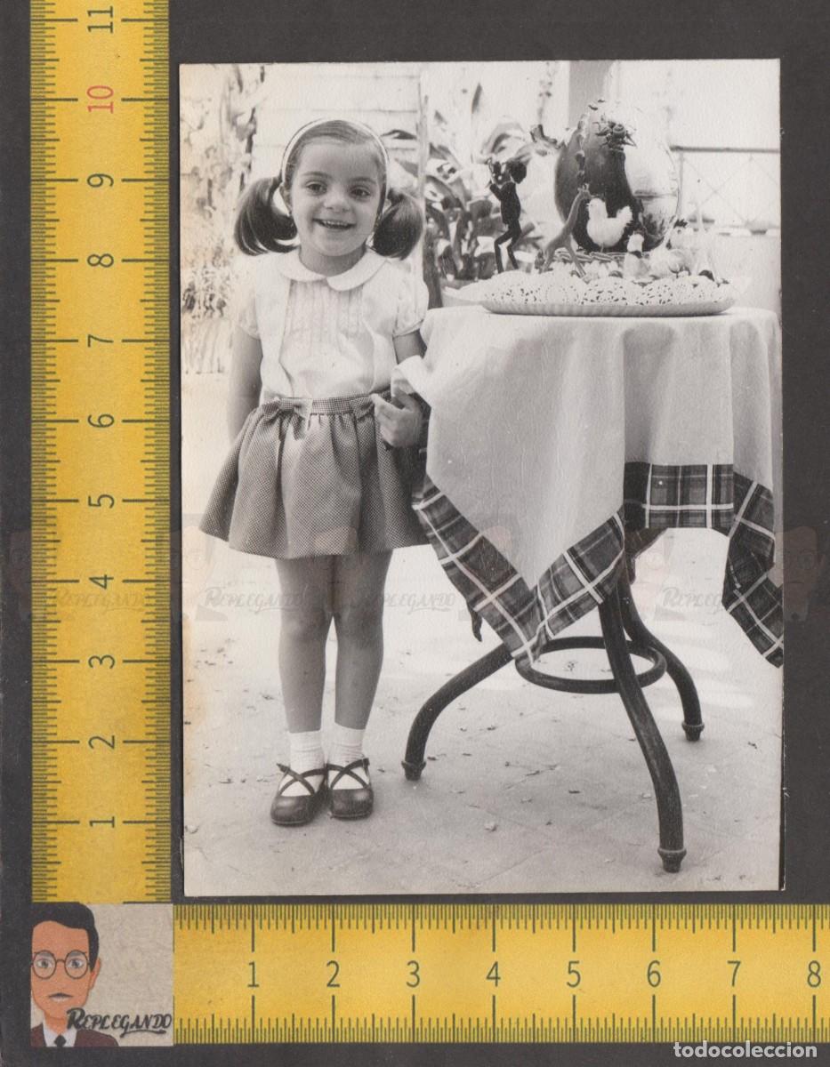 Fotografia antica: NI&Ntilde;A CON COLETAS SONRIE FELIZ MONA PASCUA HUEVO - FOTO ANTIGUA A&Ntilde;O 1957 - CATALUNYA TARTA FIESTA