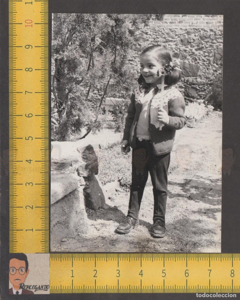 Antique Photography: NI&Ntilde;A CON COLETAS SONRIE FELIZ CON RAMO FLORES EN JARD&Iacute;N - FOTO ANTIGUA A&Ntilde;O 1957 - INFANCIA ESPA&Ntilde;A