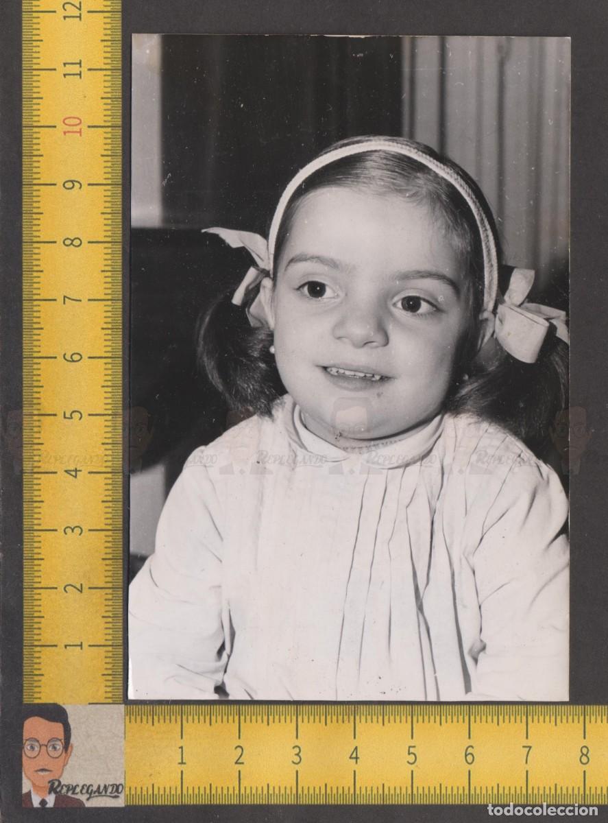 Fotografia antica: RETRATO SIMP&Aacute;TICA NI&Ntilde;A SONRIE CON COLETAS Y LAZOS EN PELO - FOTO ANTIGUA A&Ntilde;OS 50 - INFANCIA ESPA&Ntilde;A