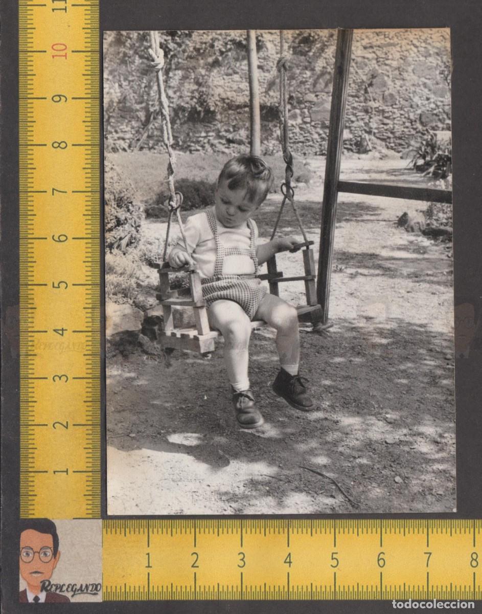 Fotografia antica: NI&Ntilde;O COLUMPI&Aacute;NDOSE EN COLUMPIO DE PARQUE O JARD&Iacute;N - FOTO ANTIGUA A&Ntilde;OS 50 - ESPA&Ntilde;A INFANCIA FELIZ