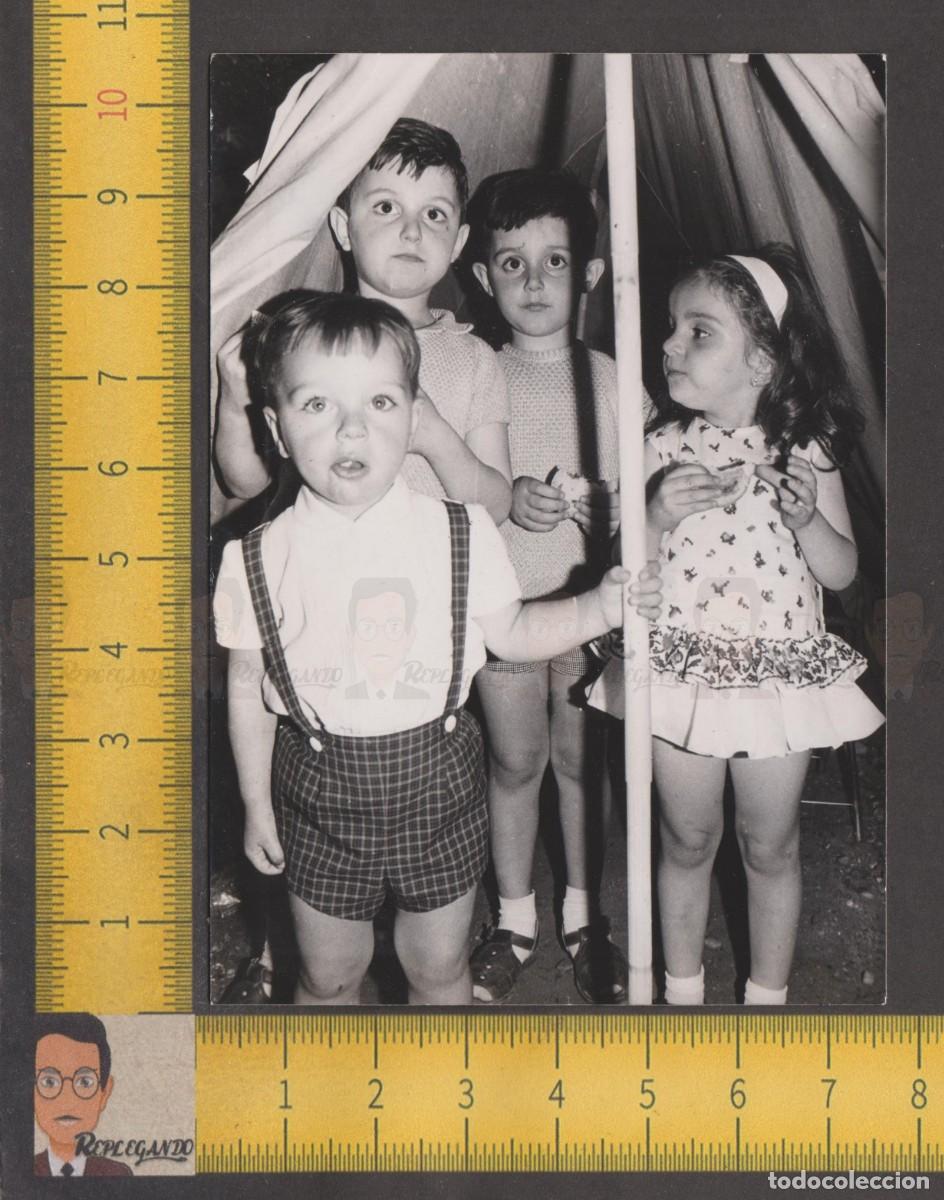 Fotografia antica: GRUPO NI&Ntilde;OS MERIENDAN FELICES EN TIENDA CAMPA&Ntilde;A CANADIENSE - FOTO ANTIGUA A&Ntilde;OS 50 - INFANCIA ESPA&Ntilde;A