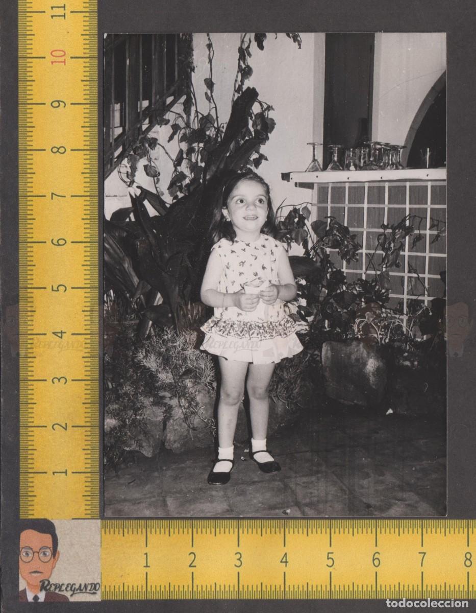 Fotografia antica: NI&Ntilde;A CON VESTIDO SONRIE Y COME BOCADILLO EN JARD&Iacute;N CASA - FOTO ANTIGUA A&Ntilde;OS 50 - INFANCIA ESPA&Ntilde;A
