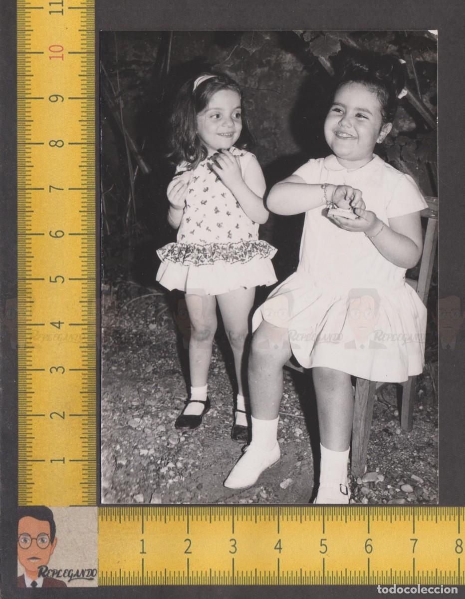 Fotografia antica: PAREJA SIMP&Aacute;TICAS NI&Ntilde;AS SONRIEN COMIENDO MERIENDA - FOTO ANTIGUA A&Ntilde;OS 50 - INFANCIA FELIZ ESPA&Ntilde;A