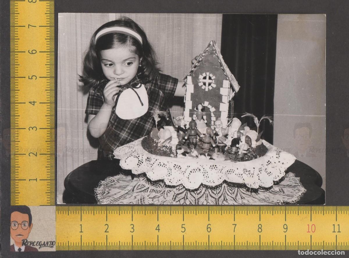 Antique Photography: NI&Ntilde;A CON MONA PASCUA BLANCA NIEVES 7 ENANITOS DISNEY - FOTO ANTIGUA A&Ntilde;O 1956 CATALUNYA TARTA FIESTA