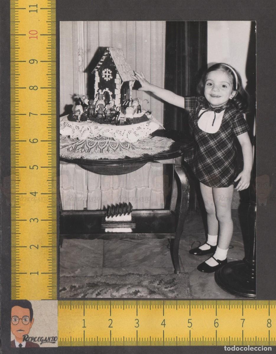 Fotografia antica: NI&Ntilde;A CON MONA PASCUA BLANCA NIEVES 7 ENANITOS DISNEY - FOTO ANTIGUA A&Ntilde;O 1956 CATALUNYA TARTA FIESTA