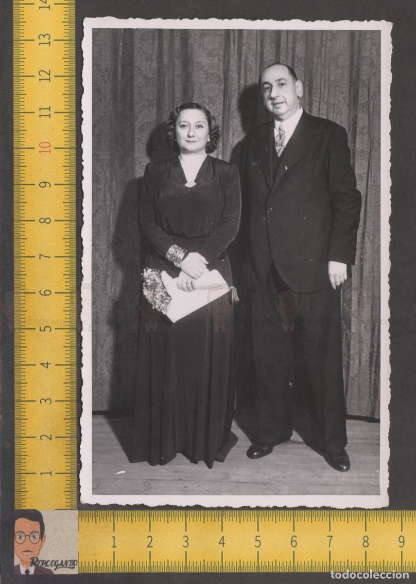 Fotografia antica: PAREJA MUJER VESTIDO NEGRO Y HOMBRE TRAJE NEGRO EN ESCENARIO - FOTO POSTAL ANTIGUA A&Ntilde;O 1944