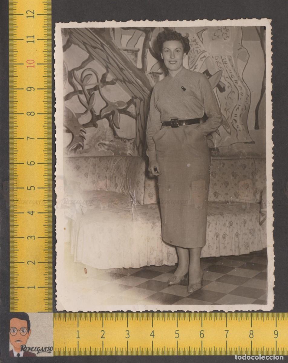 Fotografia antica: GUAPA MUJER POSA SONRIENDO FRENTE A SOF&Aacute; Y MURAL PARED - BELLA CHICA - FOTO ANTIGUA A&Ntilde;OS 50 - ESPA&Ntilde;A