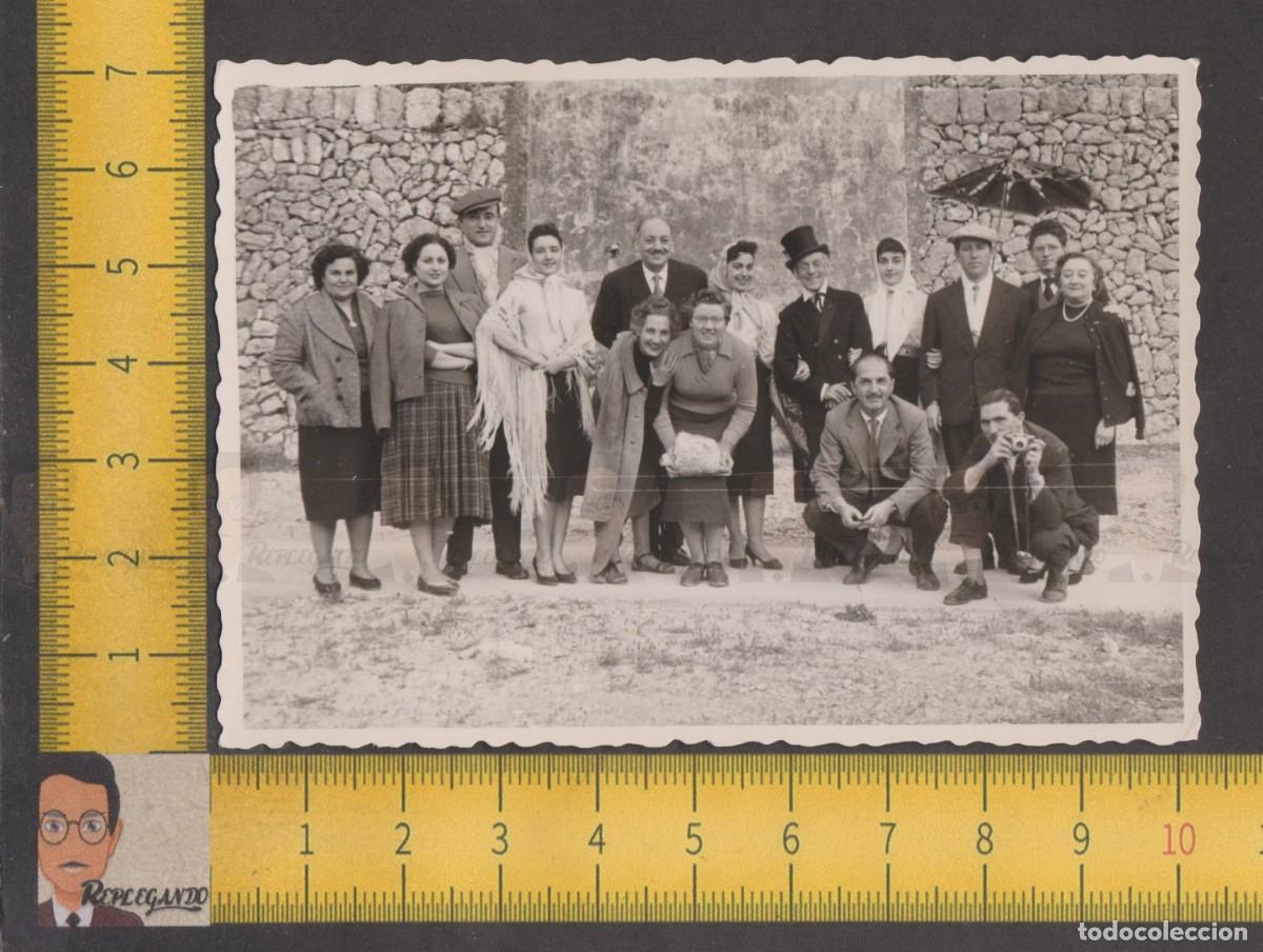 Antique Photography: GRUPO DE AMIGOS POSAN VESTIDOS DE FIESTA - FOT&Oacute;GRAFO PARAGUAS ROTO - FOTO ANTIGUA A&Ntilde;OS 50 - ESPA&Ntilde;A