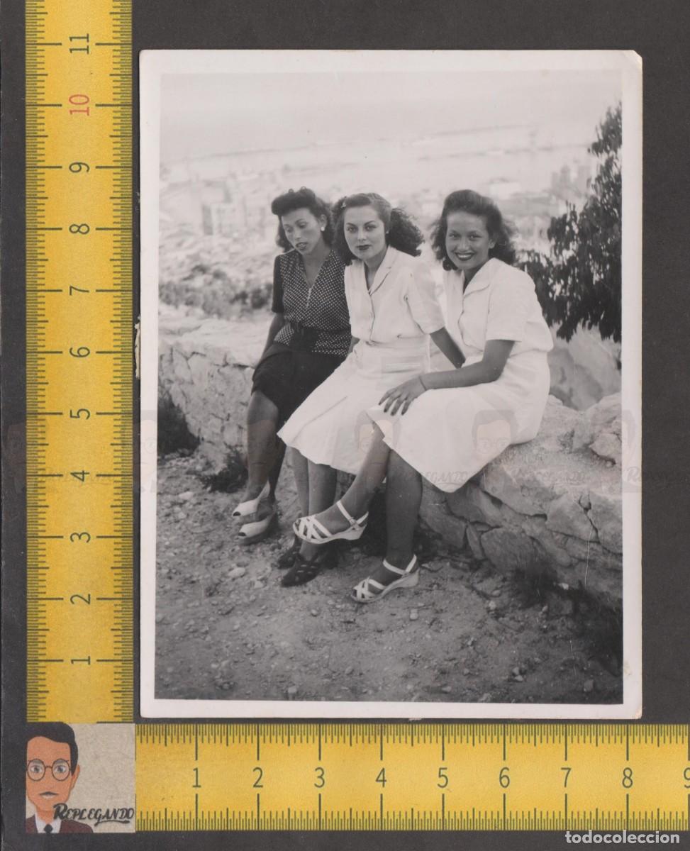Fotografia antica: TRIO GUAPAS CHICAS J&Oacute;VENES SENTADAS SONRIENDO / MUJER AMIGAS MAR / FOTO ANTIGUA A&Ntilde;OS 40/50 - ESPA&Ntilde;A