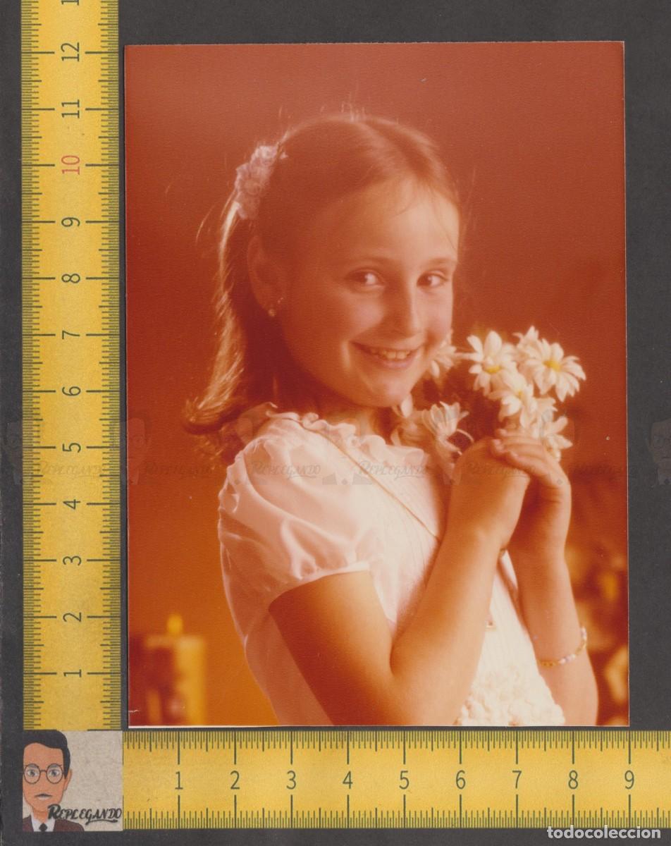 Antique Photography: RETRATO SIMPATICA NI&Ntilde;A SONRISA Y RAMO FLORES MARGARITAS - FOTO ANTIGUA A&Ntilde;OS 70/80 - ESPA&Ntilde;A INFANCIA