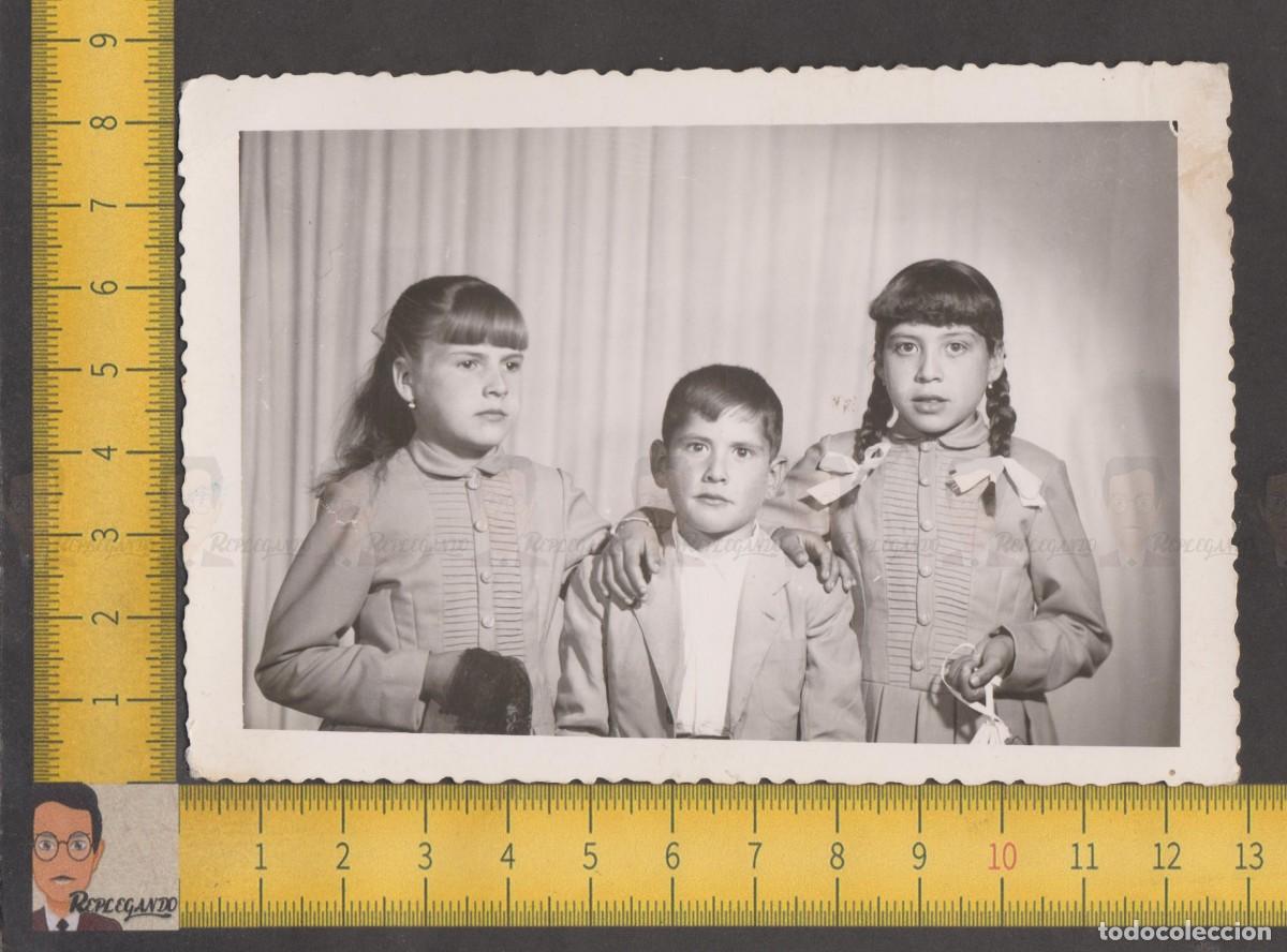 Fotografia antica: TR&Iacute;O NI&Ntilde;OS HERMANOS MUDADOS - NI&Ntilde;A TRENZAS - FOTO ANTIGUA ESTUDIO A&Ntilde;O 1957 - VILLA DEL RIO C&Oacute;RDOBA