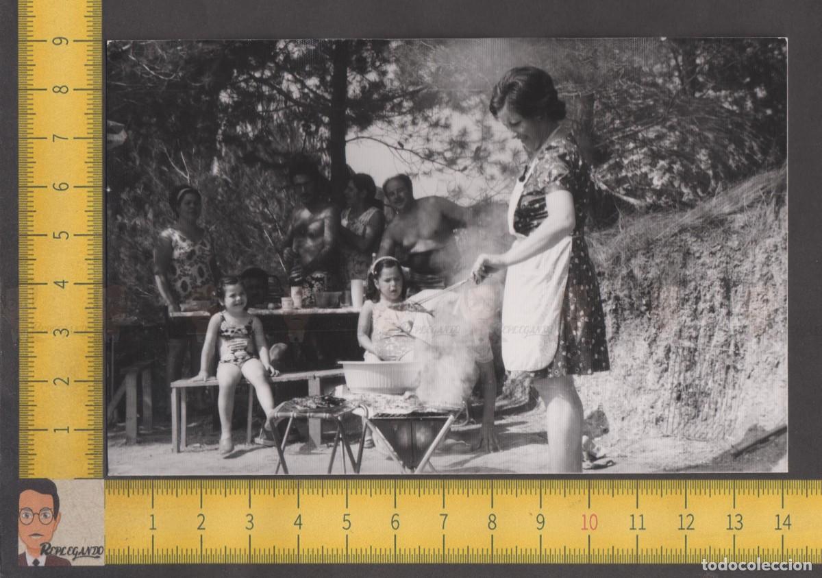 Fotografia antica: LA FELIZ SARDINERA - MUJER COCINANDO SARDINAS EN CAMPO - FOTO ANTIGUA A&Ntilde;OS 60 - COSTUMBRISMO ESPA&Ntilde;A