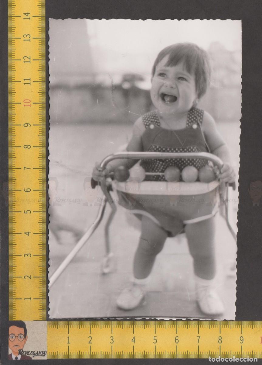 Fotografia antica: SIMP&Aacute;TICA NI&Ntilde;A RISA CARCAJADA EN TACAT&Aacute; ANDADOR - FOTO ANTIGUA A&Ntilde;OS 60/70 - ESPA&Ntilde;A INFANCIA FELIZ