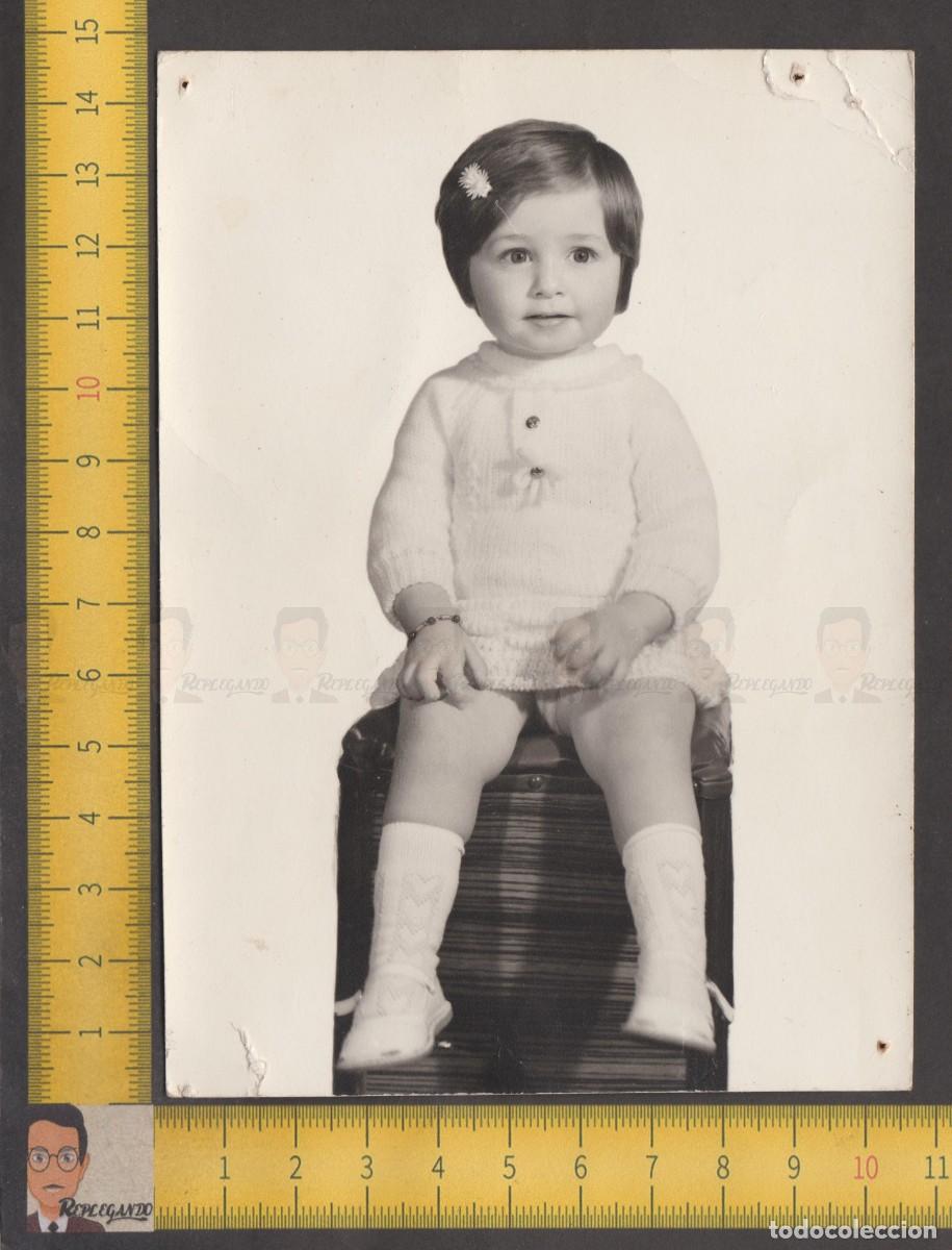 Antique Photography: RETRATO SIMP&Aacute;TICA NI&Ntilde;A FELIZ FLOR EN PELO POSA SENTADA EN TABURETE - FOTO ANTIGUA ESTUDIO A&Ntilde;OS 60