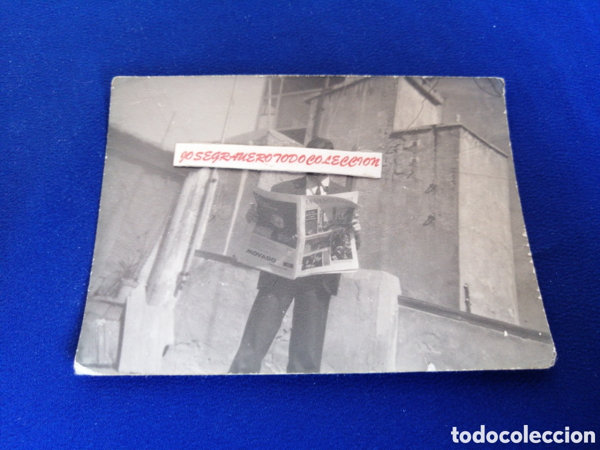 Fotografia antica: MODELO CON PERI&Oacute;DICO LA VANGUARDIA FOTOGRAF&Iacute;A ANTIGUA SIGLO PASADO