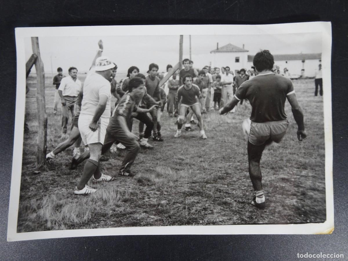 Fotograf&iacute;a antigua: ANTIGUA FOTOGRAF&Iacute;A B/N, PARTIDO DE F&Uacute;TBOL, LUGAR POR DETERMINAR, VER FOTOS