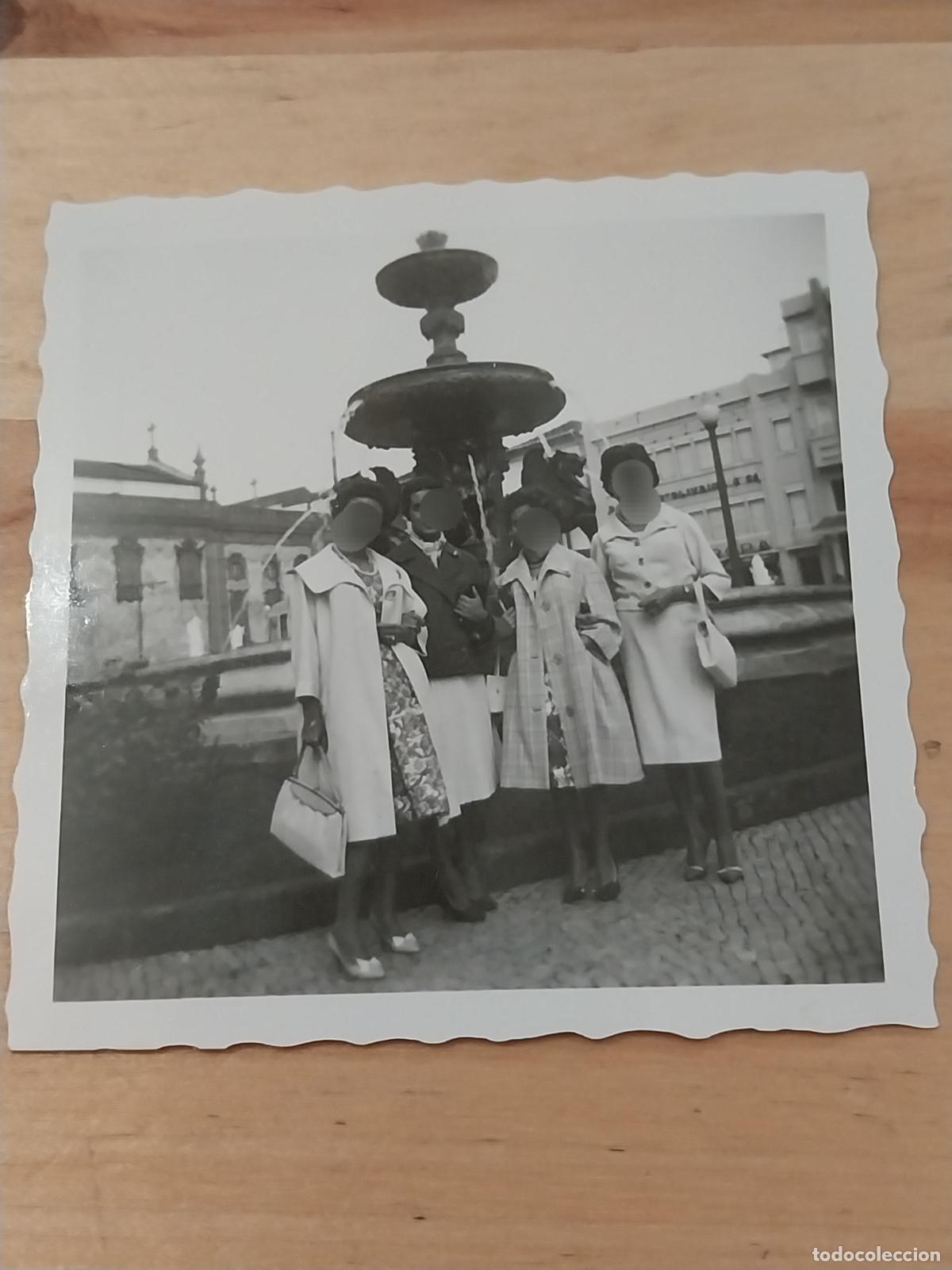 Fotografia antica: MUCHACHAS FUENTE FOTOGRAFIA EXTERIOR A&Ntilde;OS 50 FOTO PARTICULAR 6,5X7CMS &Ccedil;