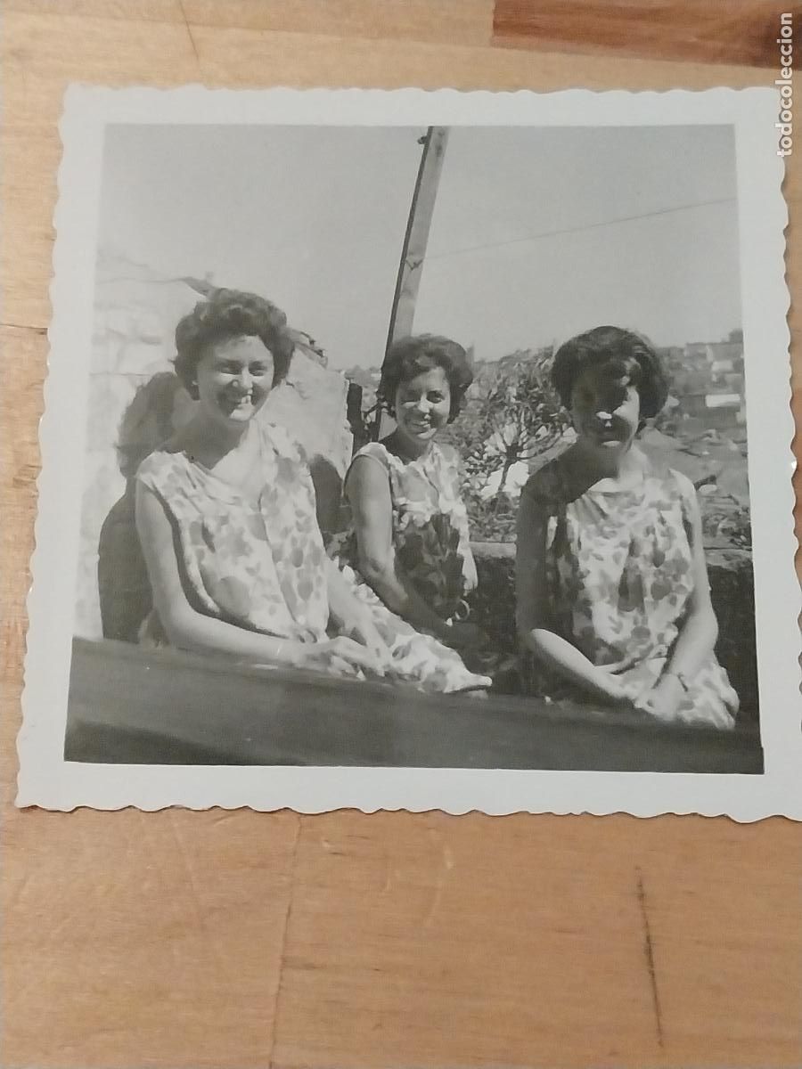 Fotografia antica: MUJERES VESTIDOS FLORES A&Ntilde;OS 50 FOTO PARTICULAR 6,3X6,2CMS &Ccedil;