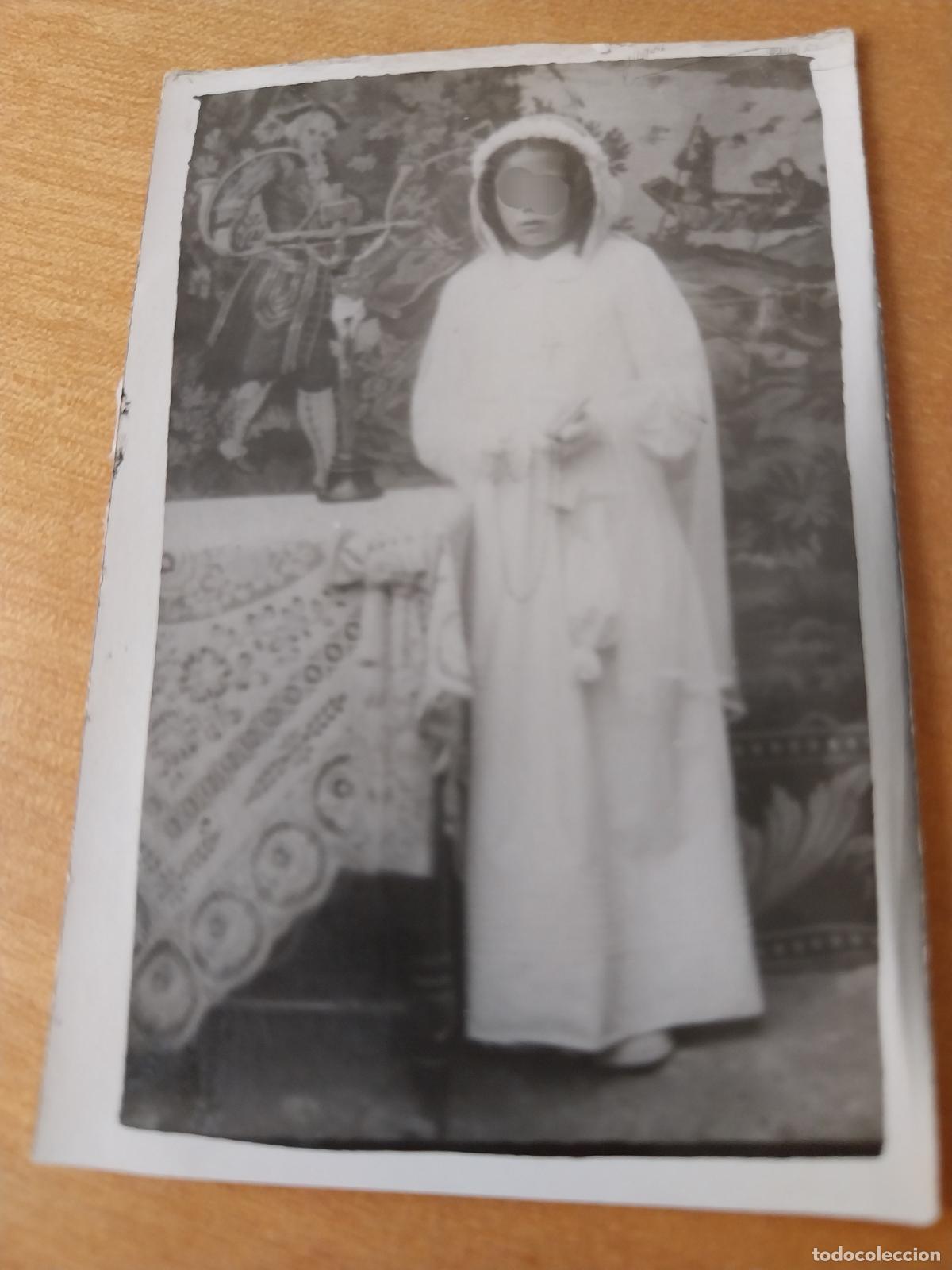 Fotograf&iacute;a antigua: COMUNION NI&Ntilde;A FOTO PARTICULAR MESA CRISTO CRUCIFICADO 8,7X6CMS ORIGINAL VINTAGE