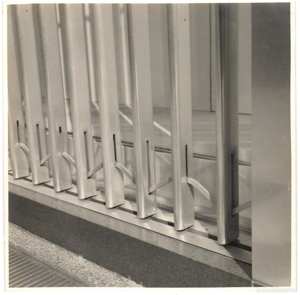 Antique Photography: Mil&aacute;n 1955,detalle Puerta ballesta Montecatini. Estudio de Arquitectura.17,6x 17,6 cms. Vell i Bell