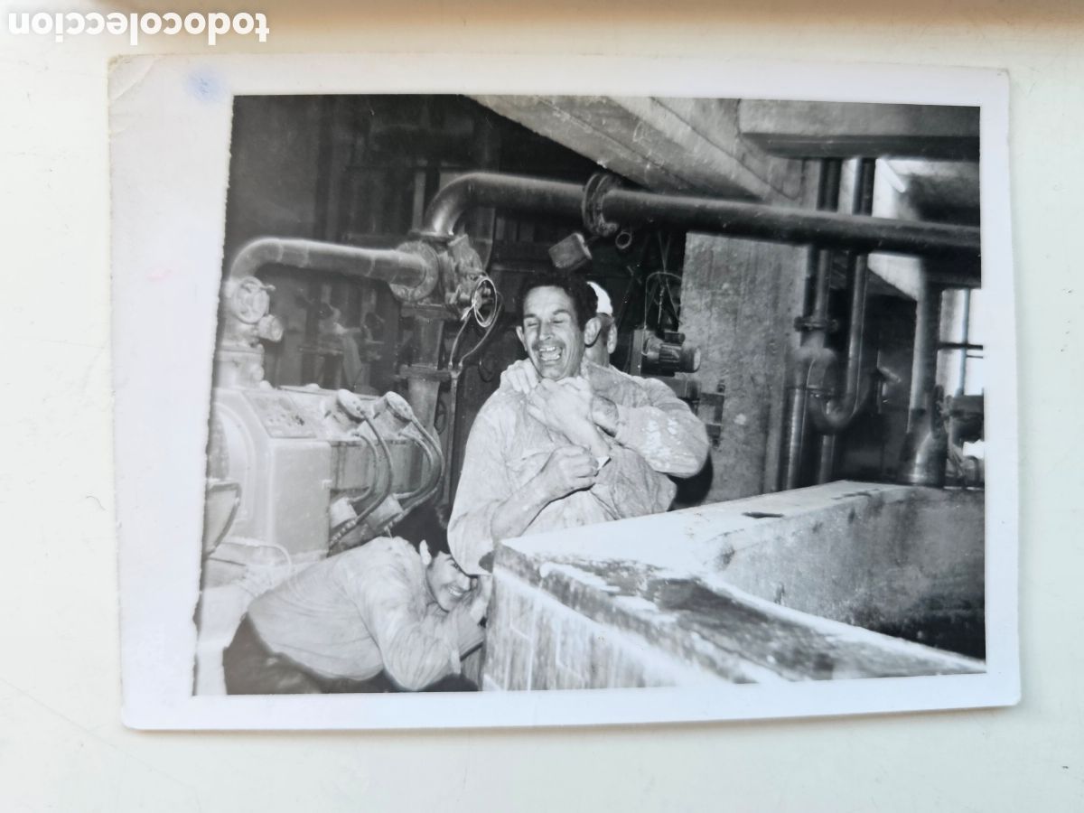 Fotograf&iacute;a antigua: Fant&aacute;stica fotograf&iacute;a peque&ntilde;a de Obreros trabajando y bromeando a&ntilde;os 1960s