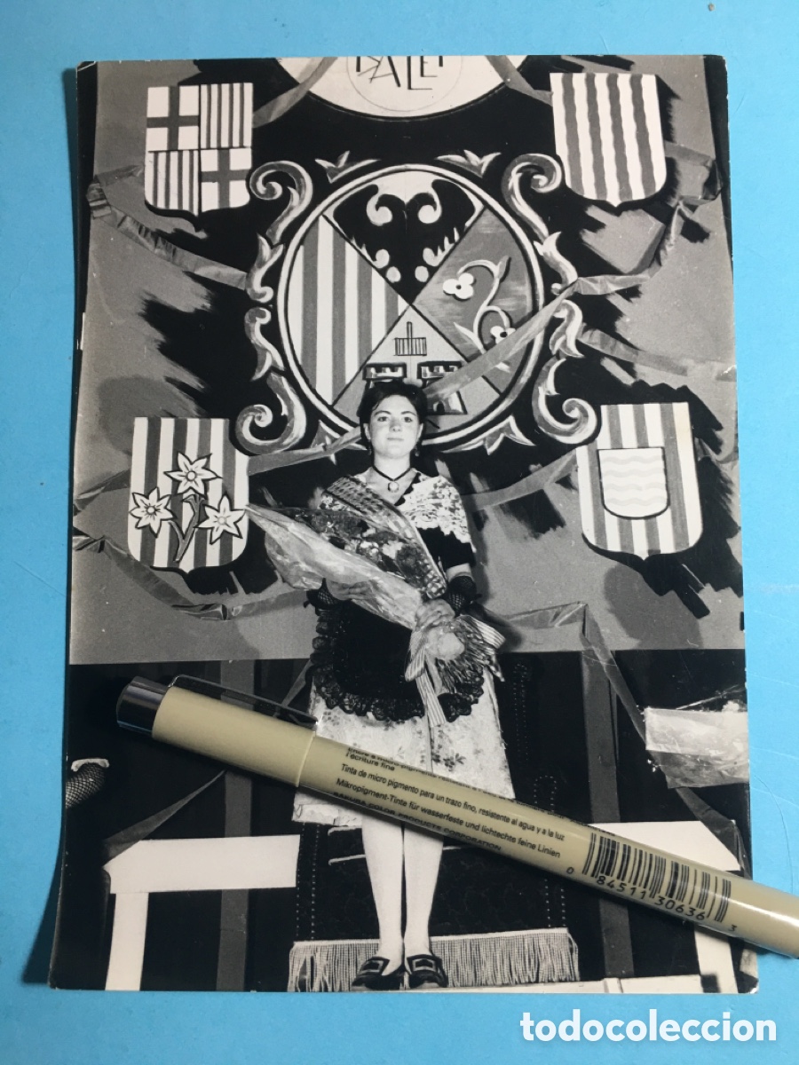 Fotograf&iacute;a antigua: 60/70&acute;s ca. FOTO B/N BONICA PUBILLA DE ...&iquest;? NO HE POGUT RECONEIXER L&acute;ESCUT