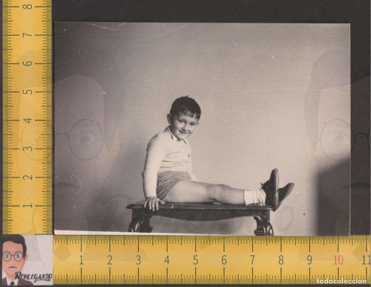 Fotografia antica: SIMPATICO NI&Ntilde;O FLEQUILLO RECTO SONRIE SENTADO MESA MADERA - FOTO ANTIGUA A&Ntilde;O 1958 - INFANCIA FELIZ