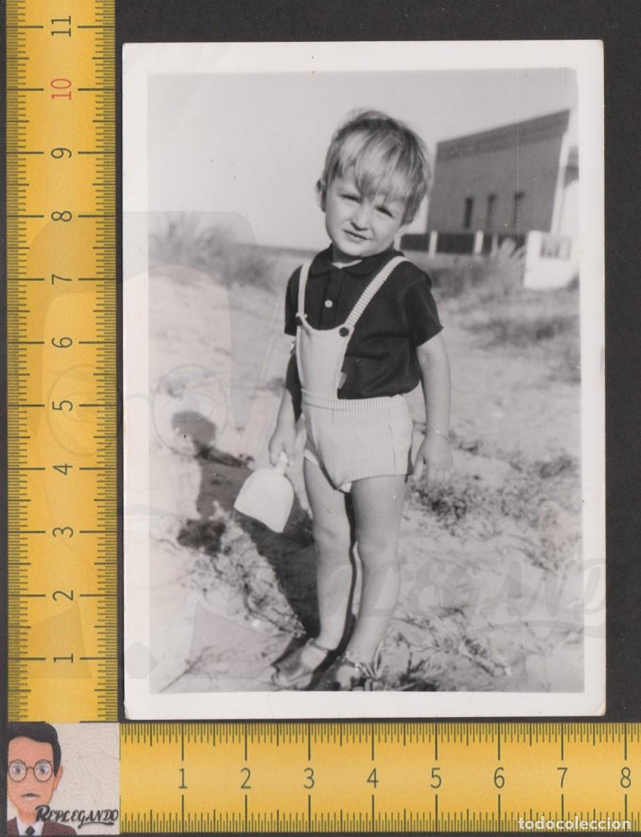 Fotografia antica: SIMPATICO NI&Ntilde;O TIRANTES POSA CON PALA PL&Aacute;STICO DE JUGUETE - FOTO ANTIGUA A&Ntilde;OS 60 - INFANCIA FELIZ
