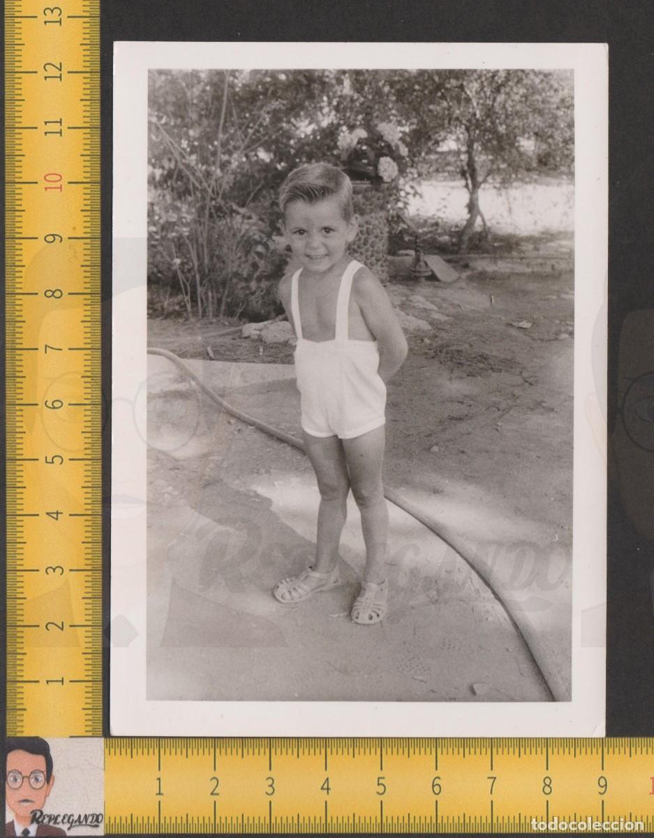 Fotografia antica: SIMP&Aacute;TICO NI&Ntilde;O PELO REPEINADO POSA CON SANDALIAS CANGREJERAS - FOTO ANTIGUA A&Ntilde;OS 50 - INFANCIA FELIZ