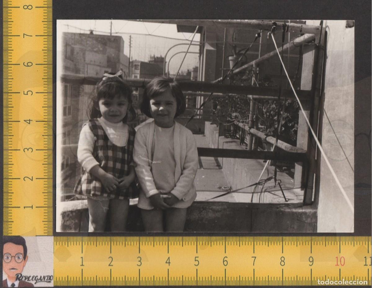 Fotografia antica: SIMP&Aacute;TICA PAREJA DE NI&Ntilde;AS SENTADAS EN BALC&Oacute;N MACETAS FLORES - FOTO ANTIGUA A&Ntilde;OS 60 - INFANCIA FELIZ