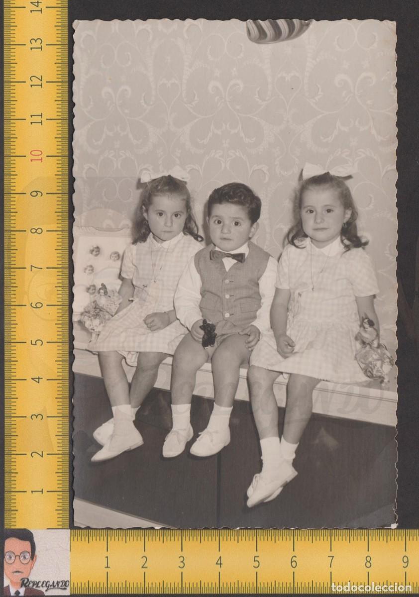 Fotografia antiga: TR&Iacute;O DE SIMP&Aacute;TICOS NI&Ntilde;OS SENTADOS - NI&Ntilde;AS MU&Ntilde;ECA Y NI&Ntilde;O - FOTO ANTIGUA A&Ntilde;OS 50 - INFANCIA FELIZ