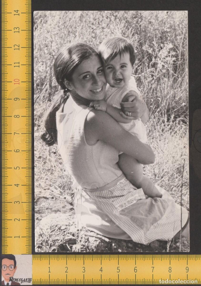 Fotografia antica: EN BRAZOS DE MAM&Aacute; - MUJER DELANTAL Y NI&Ntilde;A RISA CAMPO - FOTO ANTIGUA A&Ntilde;OS 60 - INFANCIA FELIZ