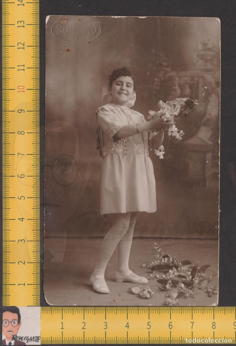 Fotografia antica: RETRATO NI&Ntilde;A RISA VESTIDO Y RAMO FLORES - FOTO POSTAL ANTIGUA ESTUDIO A&Ntilde;OS 20 - FOT&Oacute;GRAFO SORIANO