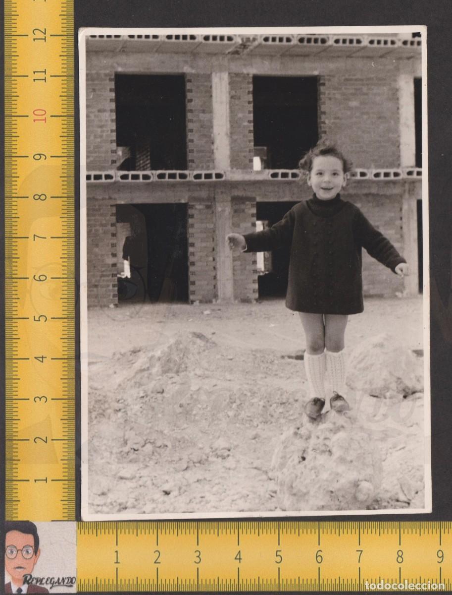 Antique Photography: SIMPATICA NI&Ntilde;A SONR&Iacute;E EN EQUILIBRIO SOBRE PIEDRA OBRA CASAS - FOTO ANTIGUA A&Ntilde;OS 60 - INFANCIA FELIZ