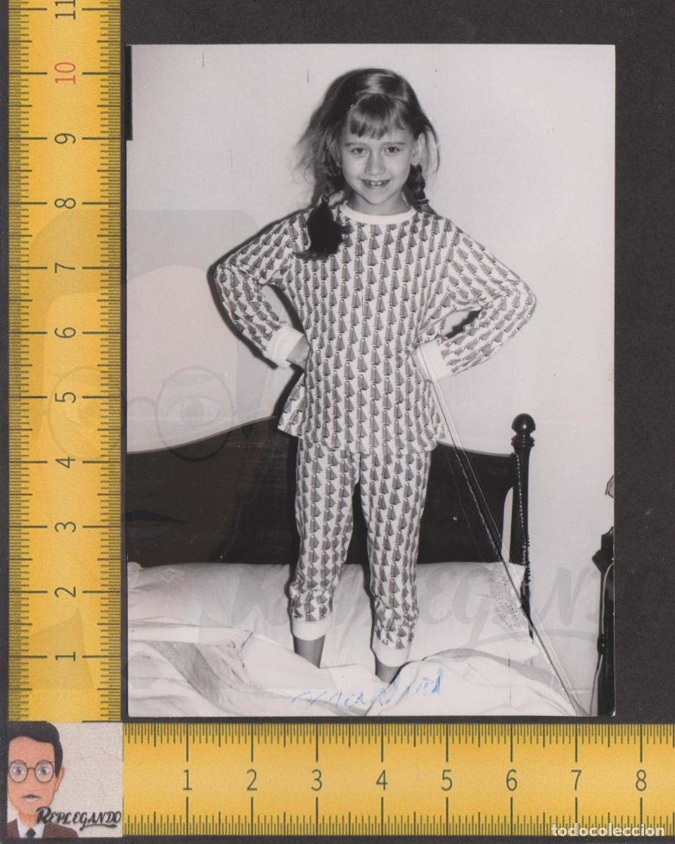 Fotograf&iacute;a antigua: SIMPATICA NI&Ntilde;A TRENZAS PIJAMA BRAZOS EN JARRA SOBRE CAMA - FOTO ANTIGUA A&Ntilde;OS 50 - INFANCIA FELIZ