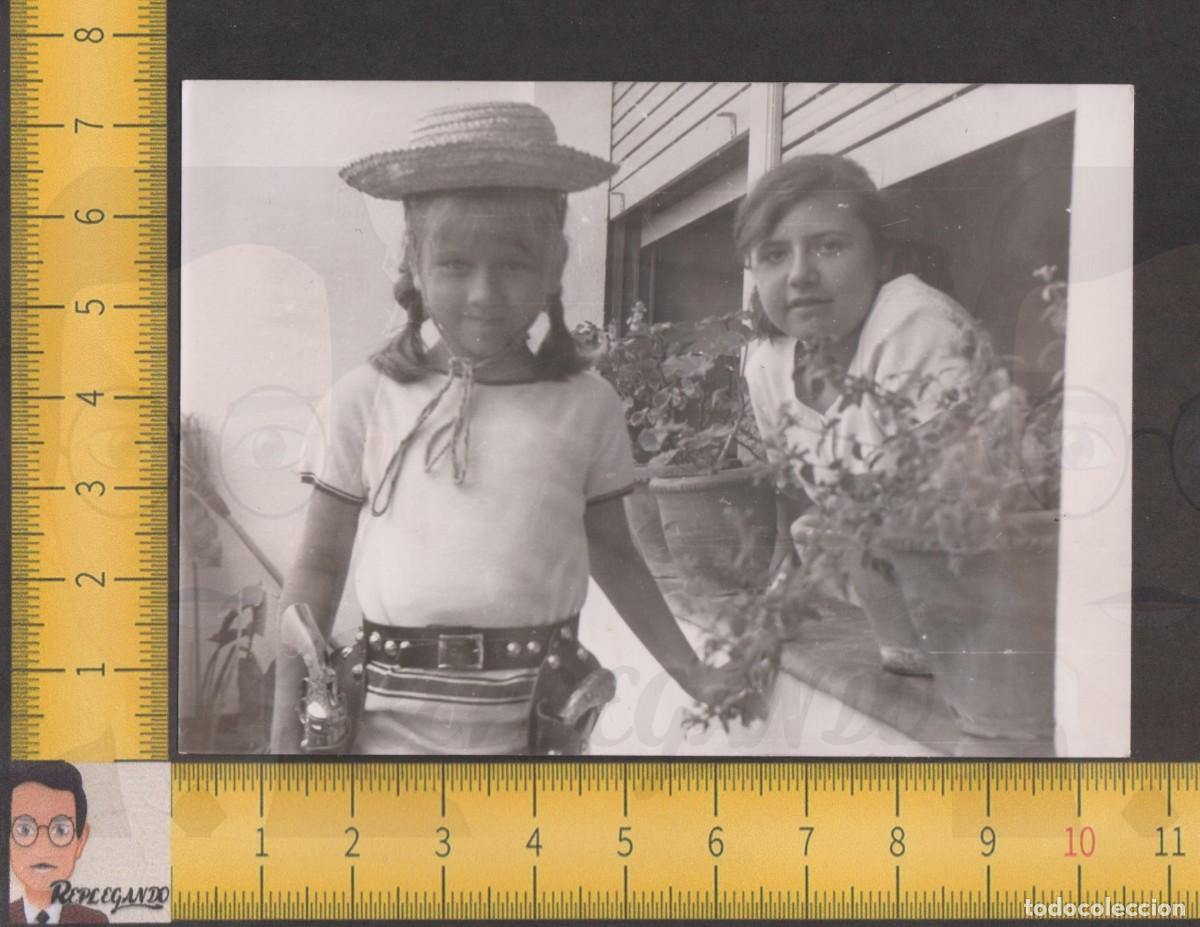 Alte Fotografie: NI&Ntilde;A DISFRAZADA DE VAQUERA PISTOLA REVOLVER GORRO PAJA VENTANA MACETAS - FOTO ANTIGUA A&Ntilde;OS 50/60