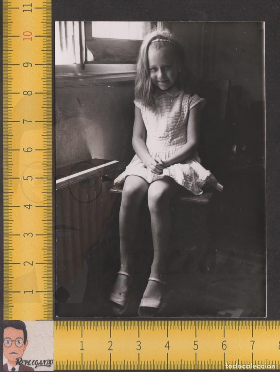 Fotografia antiga: LA NI&Ntilde;A RUBIA DE LA VENTANA - PEQUE&Ntilde;A SENTADA EN SILLA - FOTO ANTIGUA A&Ntilde;OS 50/60 - INFANCIA FELIZ