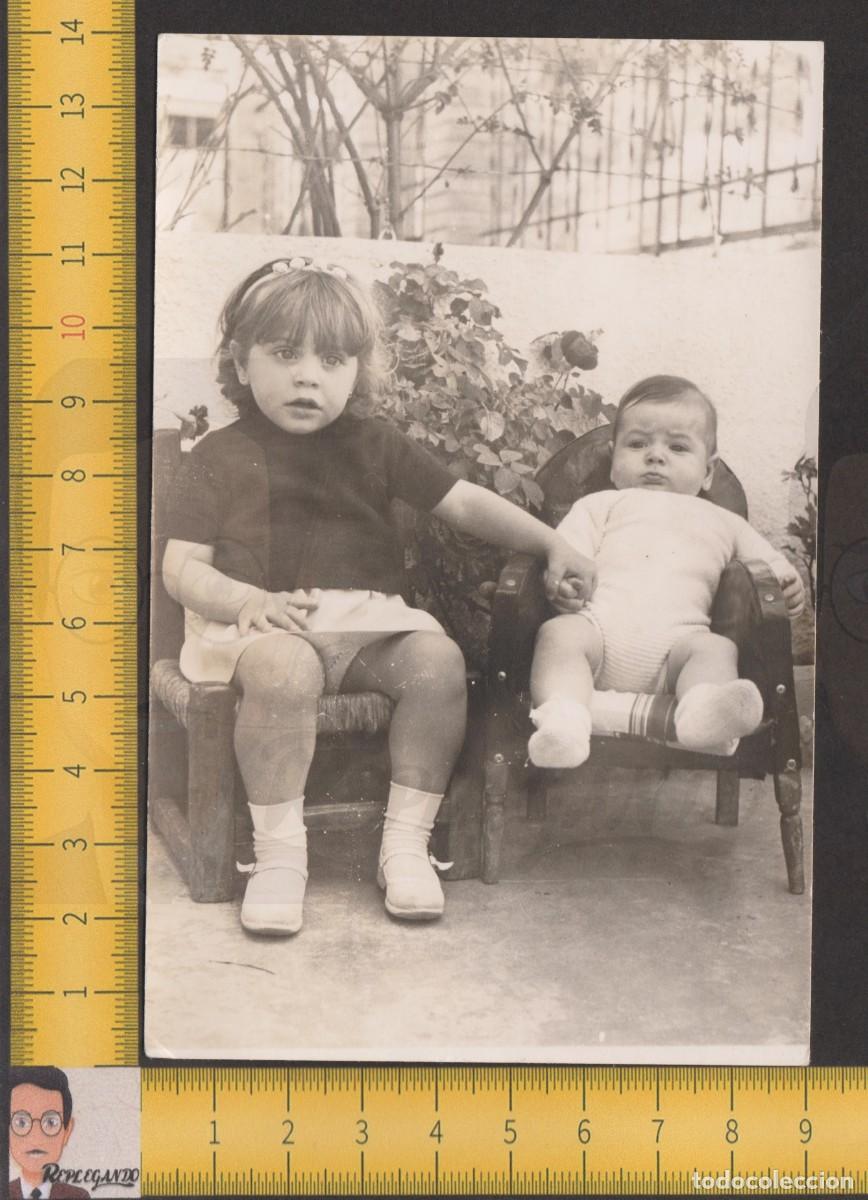 Fotograf&iacute;a antigua: PAREJA NI&Ntilde;A SILLA MIMBRE MADERA Y NI&Ntilde;O BEB&Eacute; EN SILL&Oacute;N - FOTO ANTIGUA A&Ntilde;OS 50 - INFANCIA FELIZ ESPA&Ntilde;A