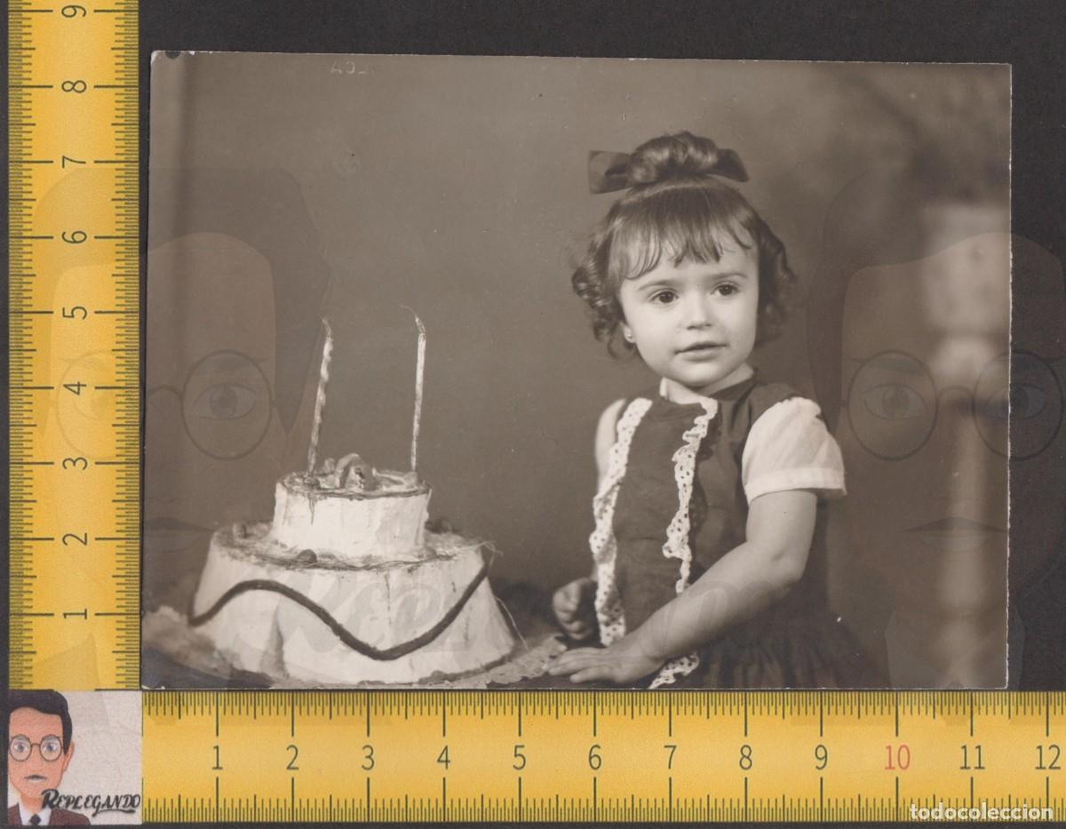 Fotograf&iacute;a antigua: SIMPATICA NI&Ntilde;A LAZO EN PELO VESTIDO TARTA PASTEL CUMPLEA&Ntilde;OS - FOTO ANTIGUA A&Ntilde;O 1964 - INFANCIA FELIZ