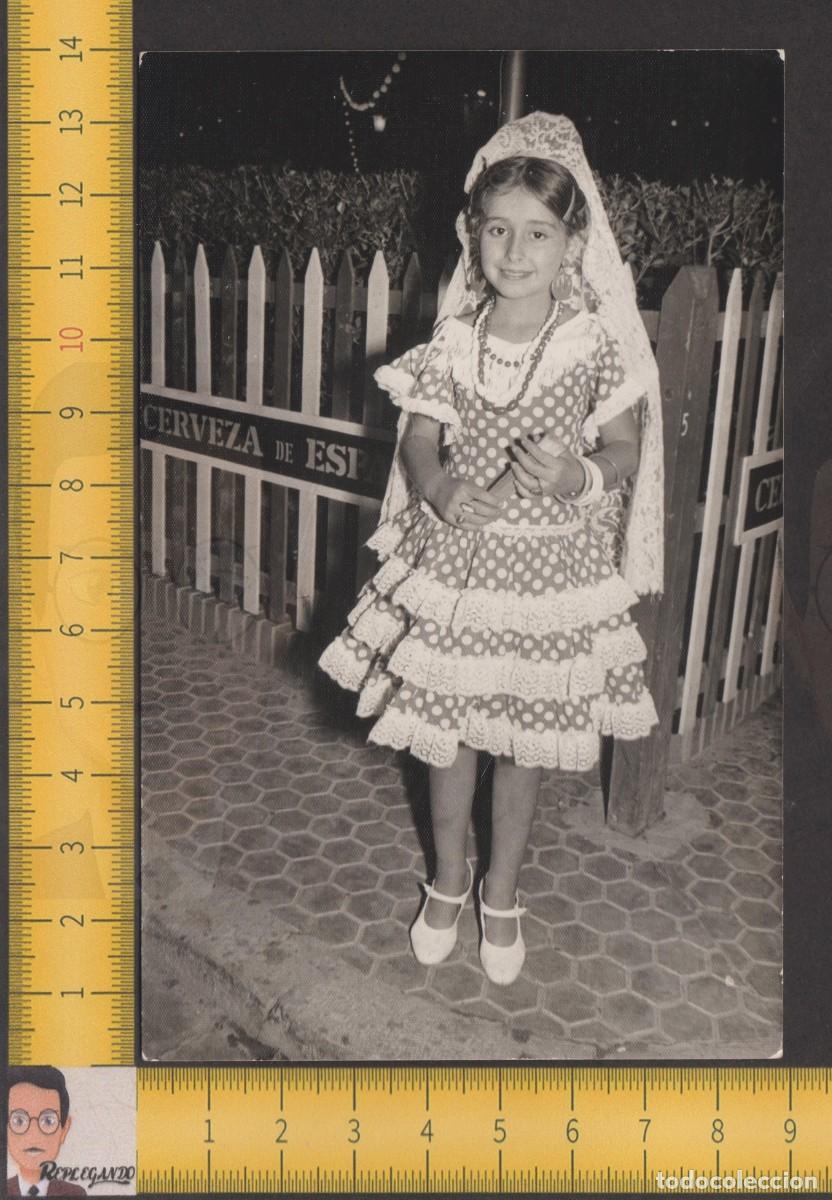 Fotograf&iacute;a antigua: NI&Ntilde;A VESTIDA GITANA - TRAJE ANDALUZ MANTILLA ABANICO COLLAR - FOTO ANTIGUA A&Ntilde;OS 60 - CERVEZA FERIA