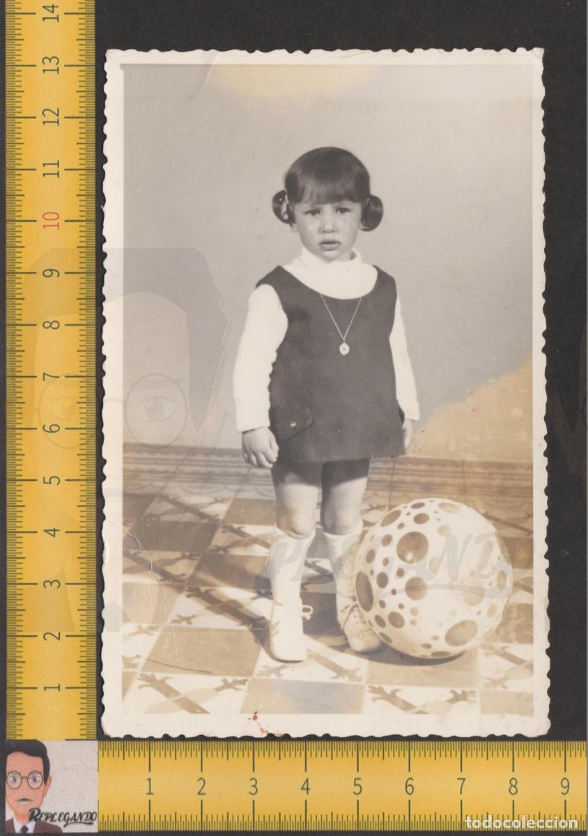 Fotograf&iacute;a antigua: NI&Ntilde;A POSA SERIA CON SU PELOTA - JUGUETE - FOTO ANTIGUA ESTUDIO A&Ntilde;O 1970 - INFANCIA FELIZ ESPA&Ntilde;A