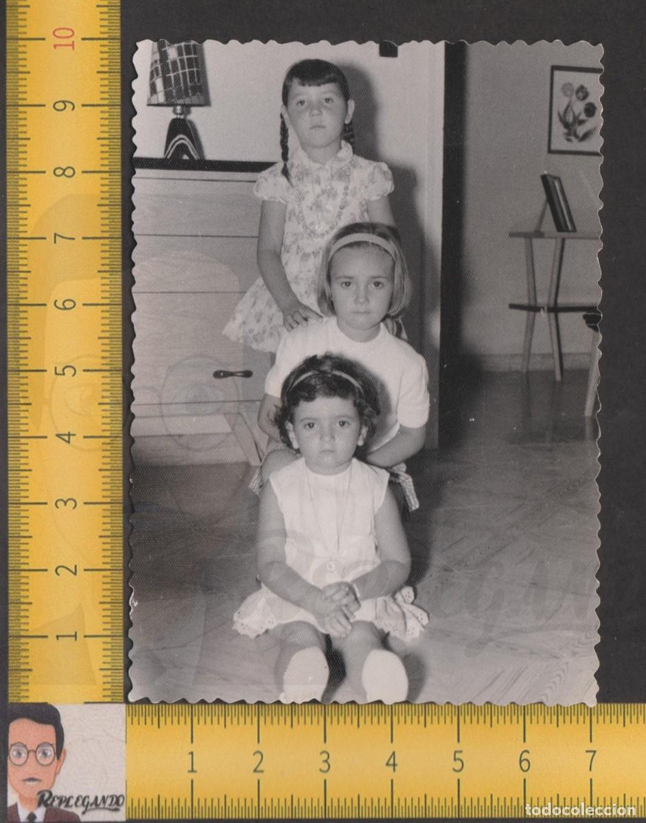 Fotografia antica: TR&Iacute;O DE NI&Ntilde;AS POSAN EN ESCALERA - AMIGAS - FOTO ANTIGUA A&Ntilde;OS 50/60 - INFANCIA FELIZ ESPA&Ntilde;A