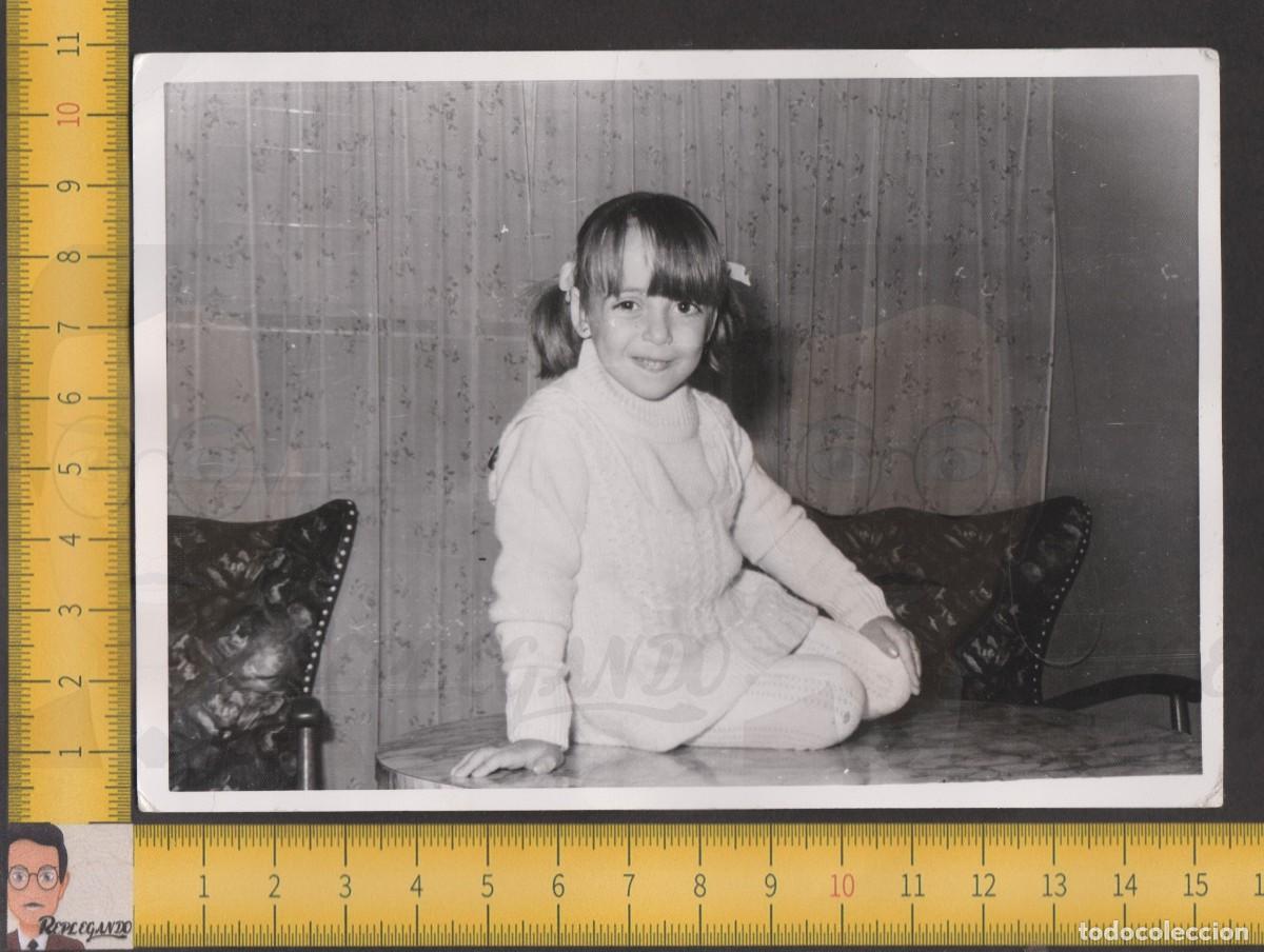 Fotografia antica: GRACIOSA NI&Ntilde;A CON COLETAS SONRIE SENTADA EN MESA - FOTO ANTIGUA A&Ntilde;OS 50/60 - INFANCIA FELIZ ESPA&Ntilde;A