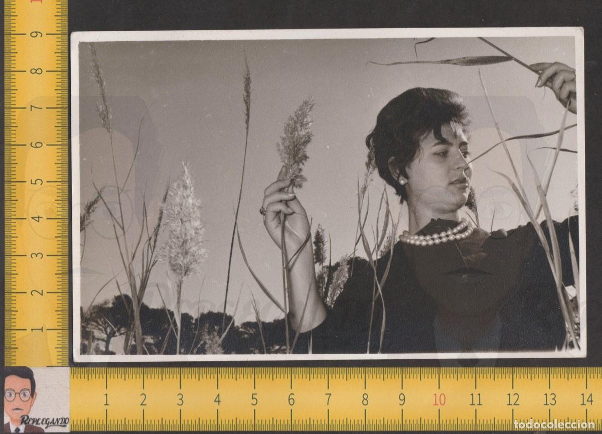 Fotografia antiga: RETRATO GUAPA CHICA JOVEN COLLAR PERLAS PELO CORTO POSA CAMPO - FOTO ANTIGUA A&Ntilde;OS 60 - MUJER SEXY