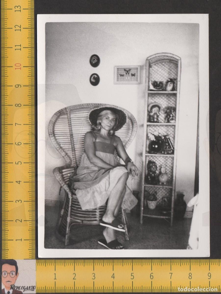 Fotografia antica: GUAPA CHICA JOVEN RUBIA SOMBREO SENTADA GRAN SILL&Oacute;N MIMBRE - FOTO ANTIGUA A&Ntilde;OS 60 - MUJER SEXY BELLA