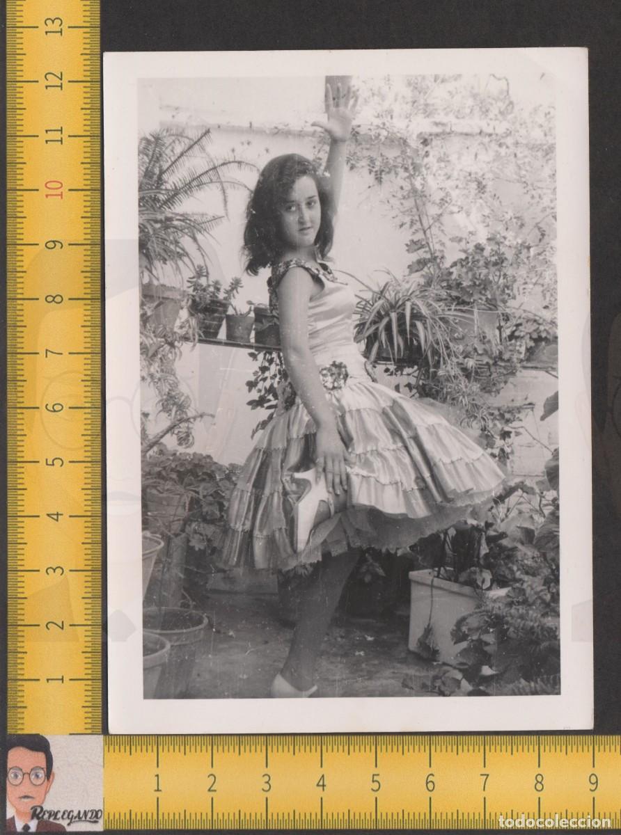 Fotografia antica: GUAPA CHICA JOVEN VESTIDO GITANA ANDALUZ BAILANDO MACETAS FLORES - FOTO ANTIGUA A&Ntilde;OS 50/60 ANDALUC&Iacute;A