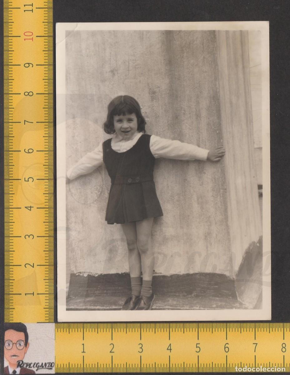 Fotografia antica: GRACIOSA NI&Ntilde;A SONRIE CON BRAZOS EN CRUZ EN TERRAZA - FOTO ANTIGUA A&Ntilde;O 1969 - INFANCIA FELIZ ESPA&Ntilde;A