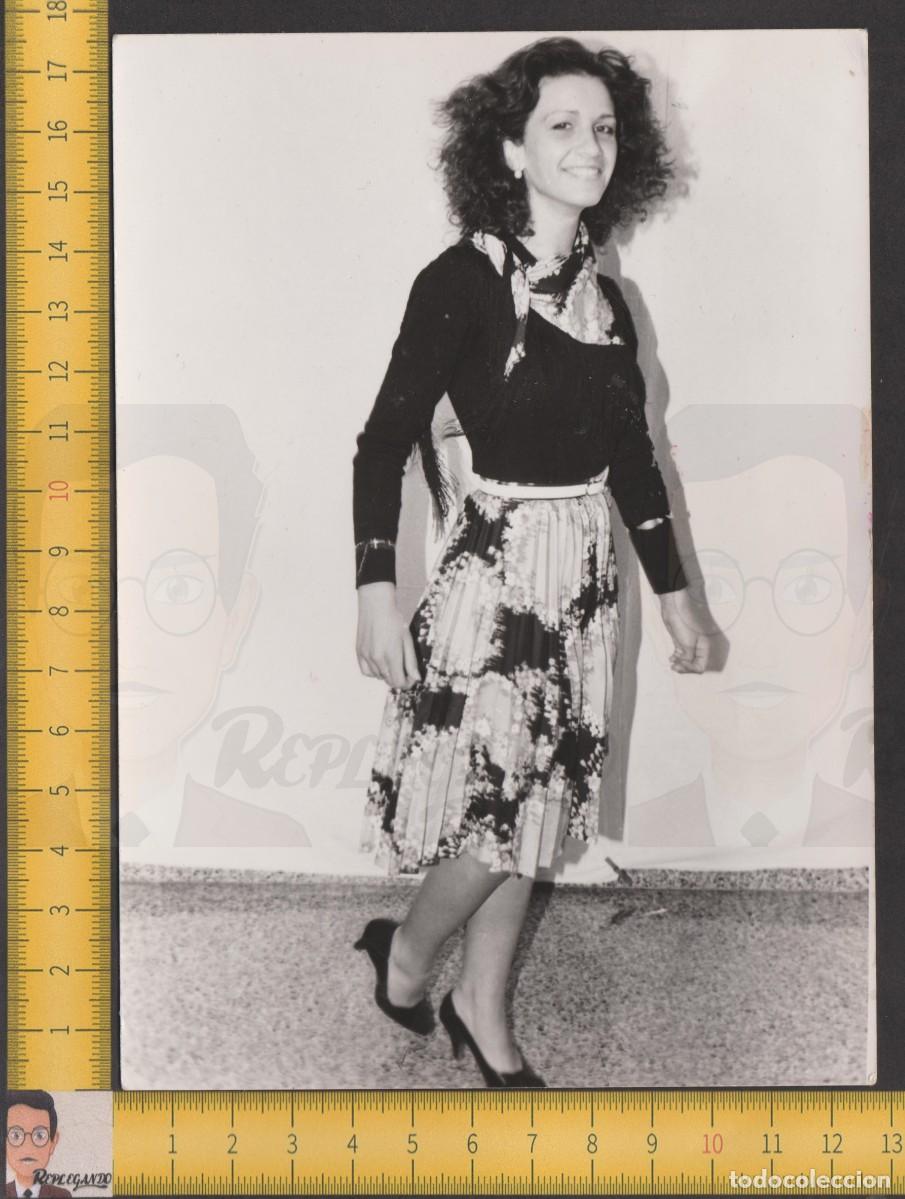 Fotografia antiga: GUAPA CHICA JOVEN SONRISA FALDA ESTAMPADA - MUJER SEXY BELLA - FOTO ANTIGUA A&Ntilde;OS 60/70 - MODA